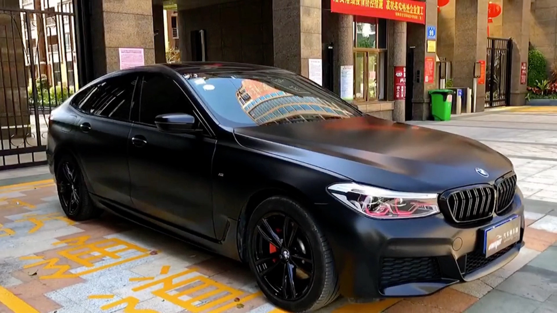 杭州汽车改色贴膜,宝马6系漆面陶瓷黑改色,全车帅气黑武士效果_哔哩