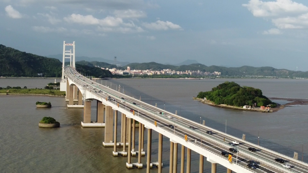 6月11号下午6点19分,广东虎门大桥现状,看一下的车多不多?