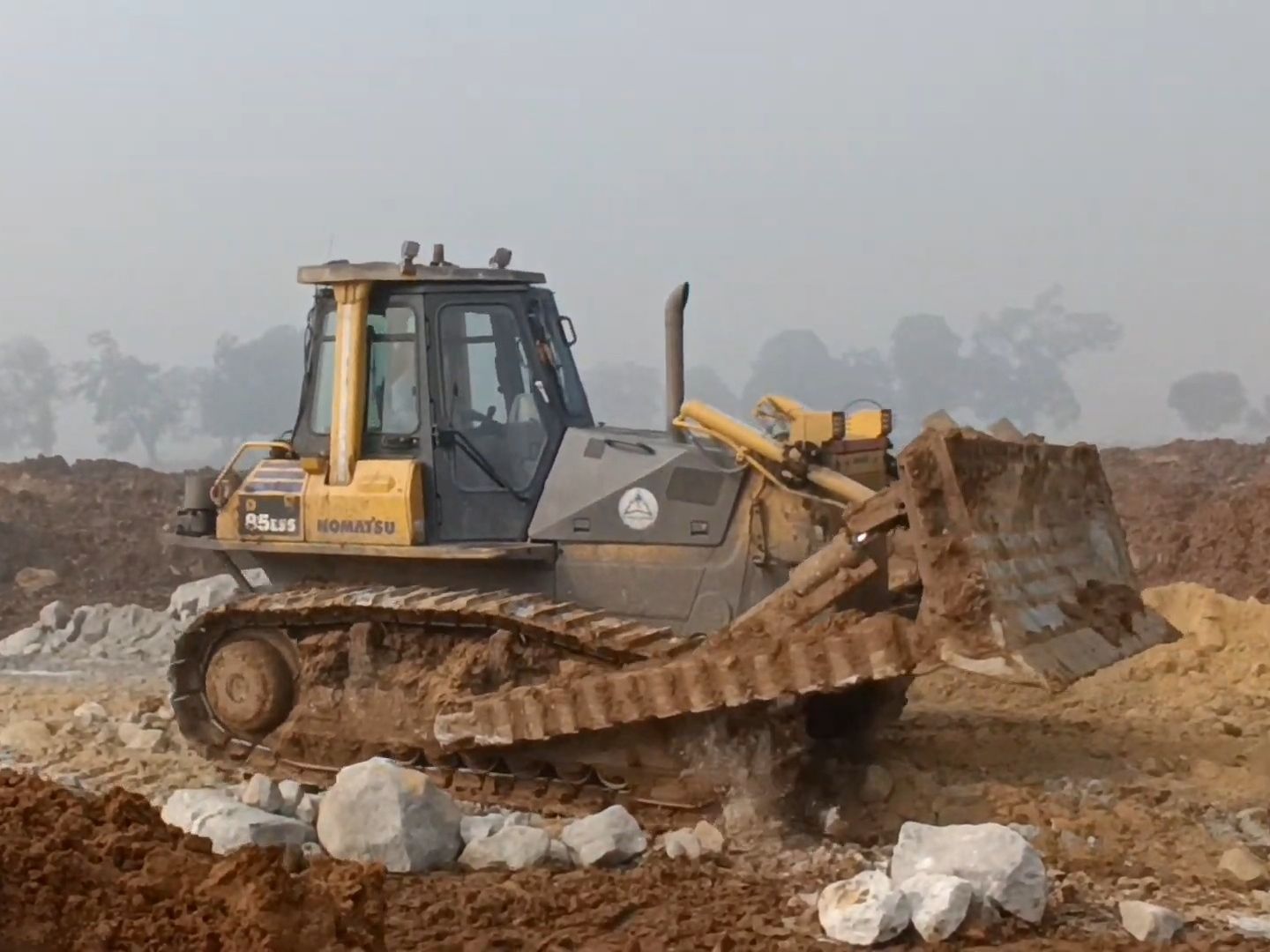 卡特彼勒d85ess履带式推土机工作