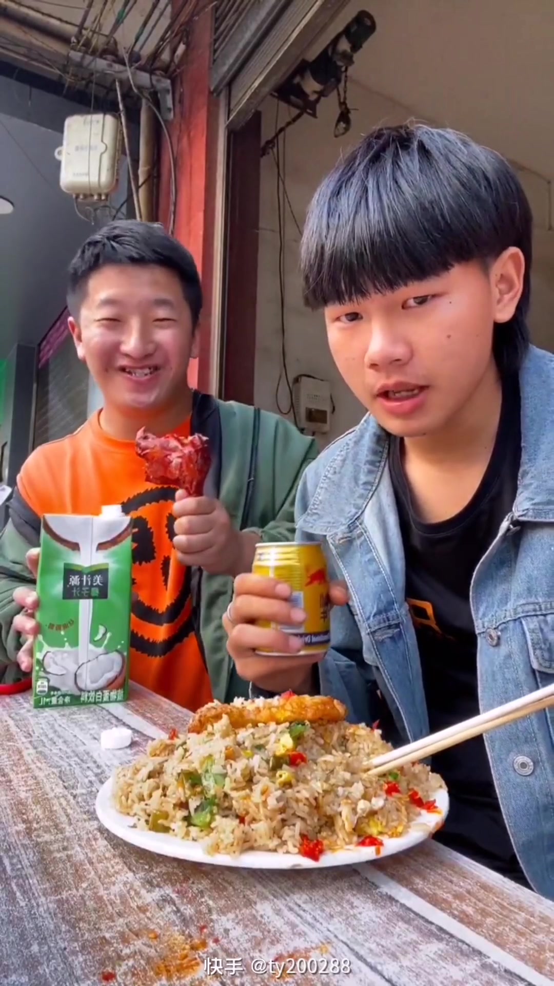 [套餐兄弟]大表弟买套餐被傻篮子成杰抢了鸡腿