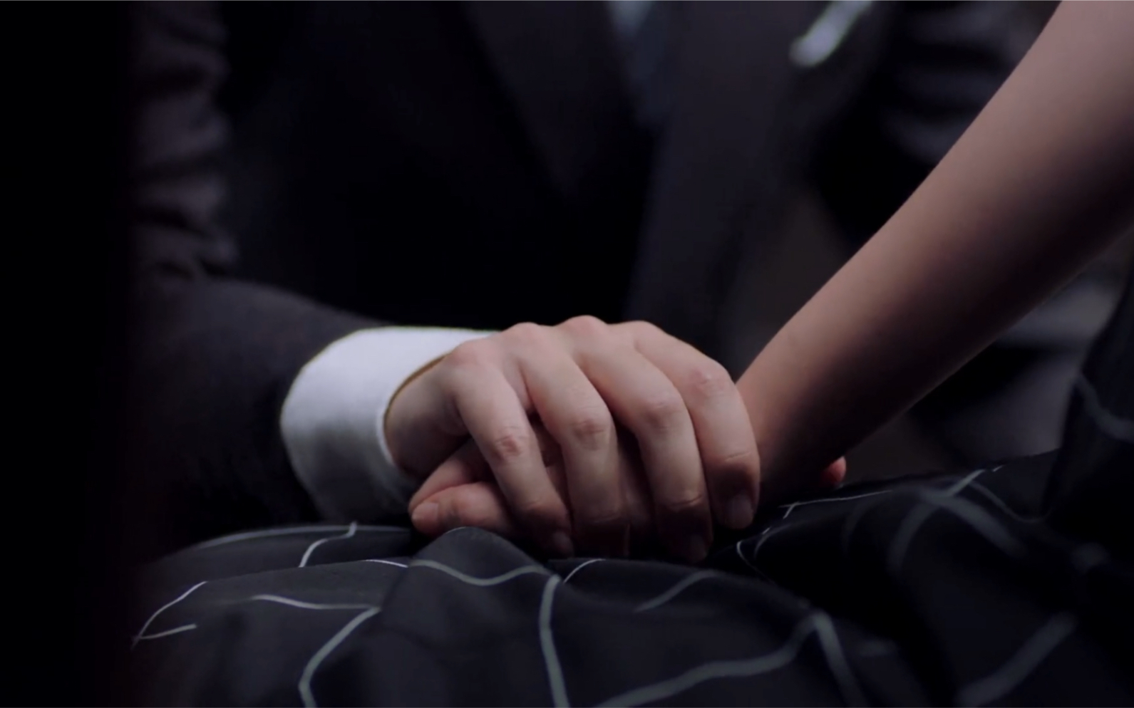 秋蝉冲樱叶冲趁机摸手手何樱知道了自己哥哥叛变的消息冲哥安慰何樱摸