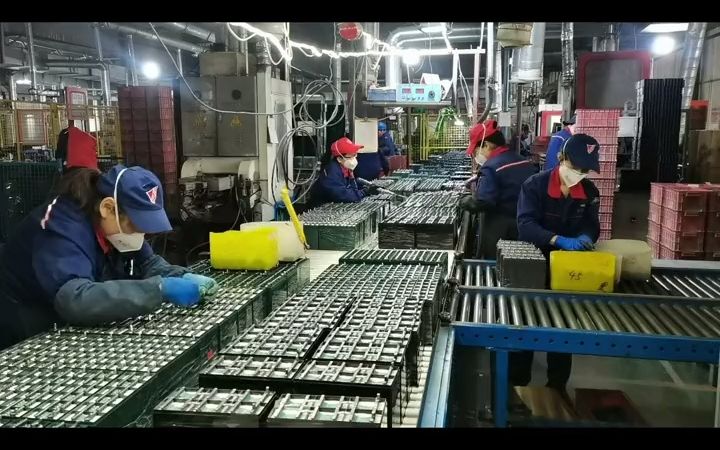 忙碌的电瓶厂车间