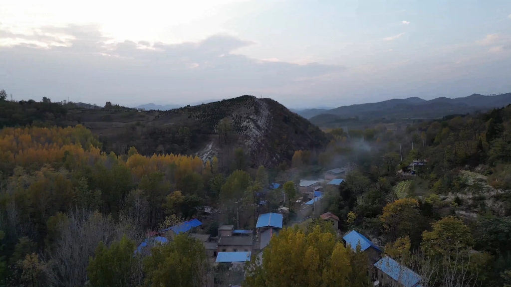 崇山峻岭中的璀璨明珠-下峪镇!慈善家郭战解拍于河南省洛宁县!