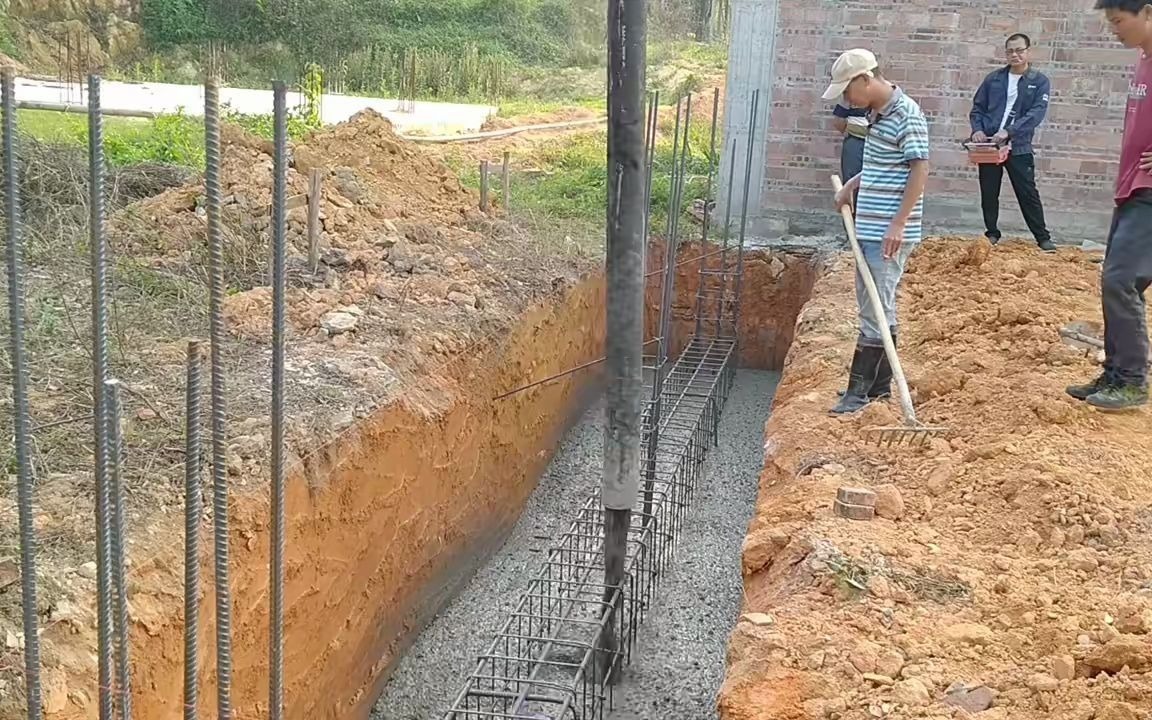 自建房条形基础浇筑,2条半条形基础高75公分,这样的成本有点大