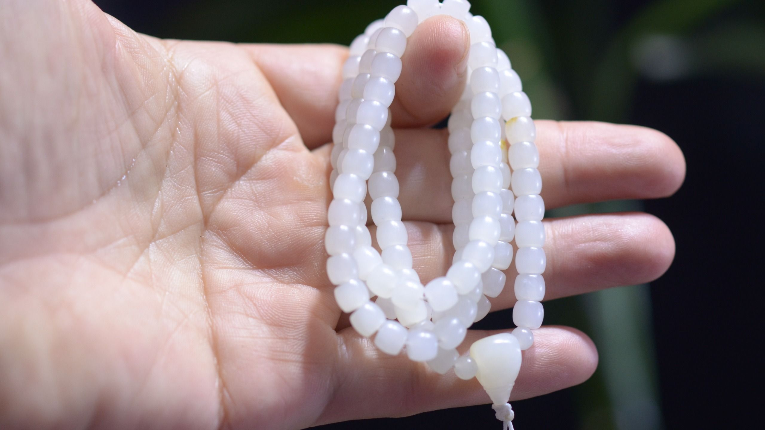 今日拍品:45.3g 新疆和田高品质无结构羊脂白玉籽料108颗老型珠项链