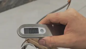 不锈钢扭簧小玩具磅数测试。
