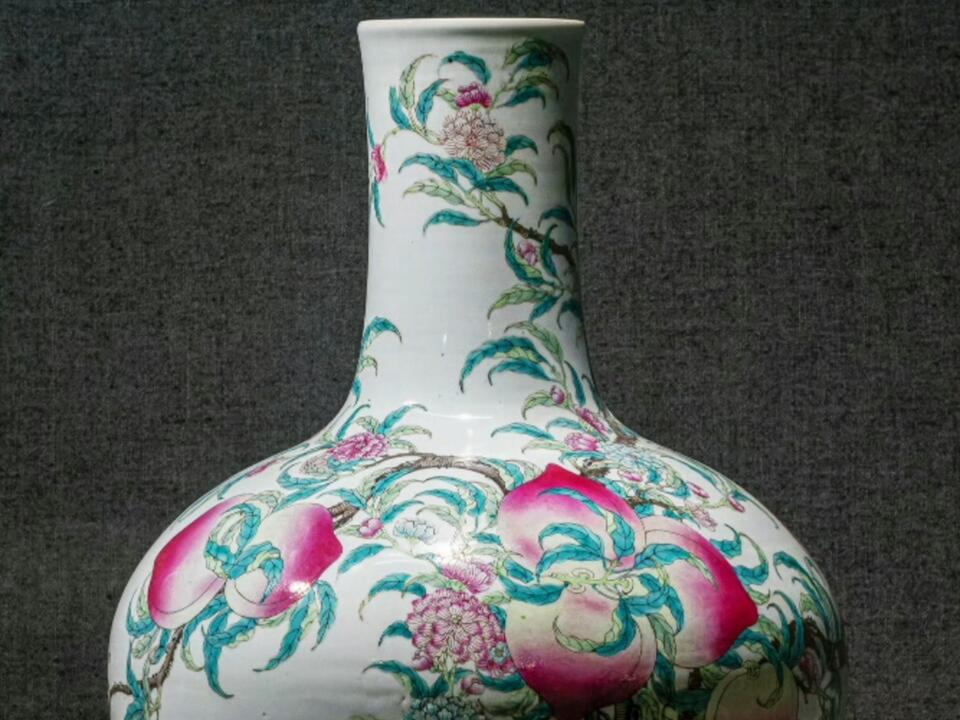 清光绪粉彩九桃纹天球瓶现藏于扬州博物馆_哔哩哔哩_bilibili