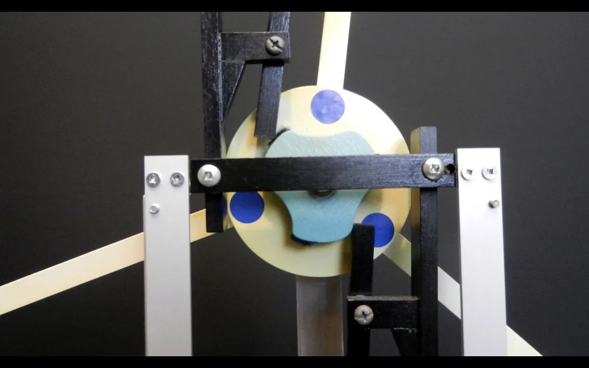 用輻條和槓桿製作的永動機