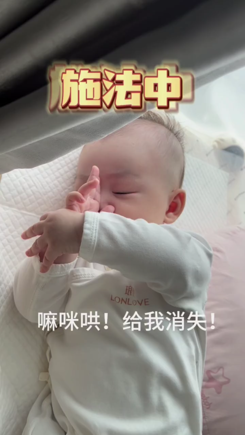 三月龄宝宝不会说话但他什么都懂!比如我一拿起手机怼着他,他就会停止嗯嗯啊啊,同时用一种蔑视或疑惑的眼神看着我小屿:该配合你演出的我演视而不...