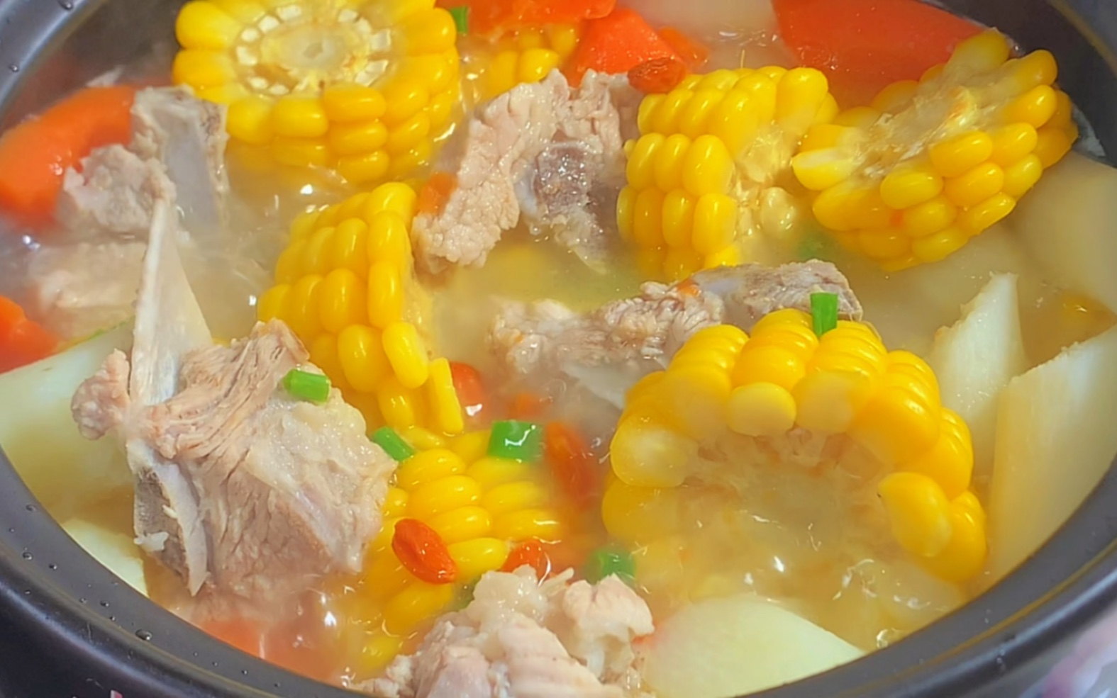 原汁原味的排骨玉米汤真是太好喝了,汤鲜味美营养丰富
