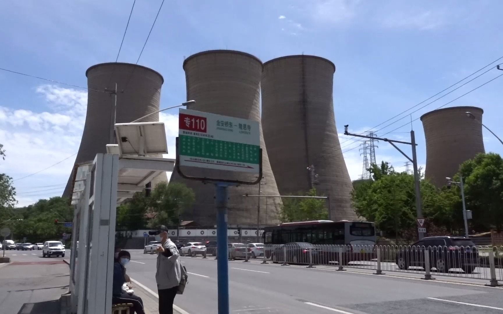 北京石景山高井路口的几个超大烟囱,据说是冷却塔