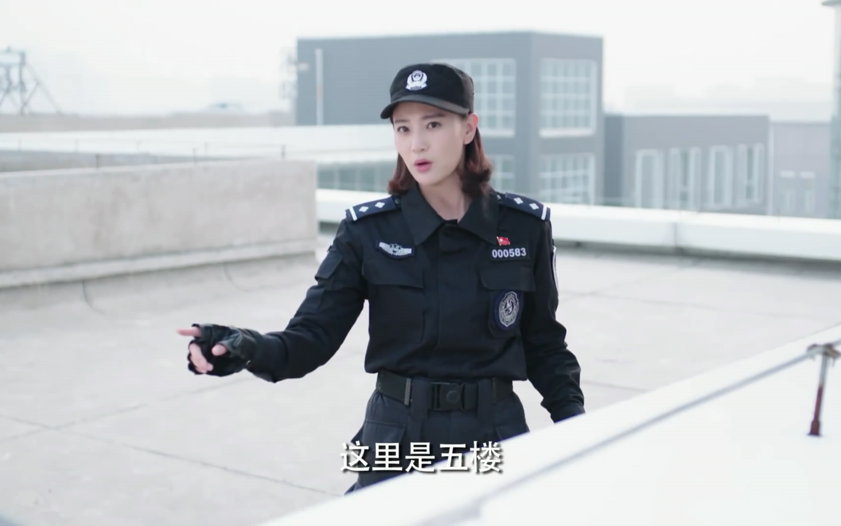 [图]少女被男友甩后想跳楼，警花用教科书般的聊天技巧，十分钟将她劝下！