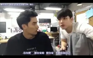 Descargar video: tay：你太胖了 ！new：我不吃了！tay：new快吃 这个好吃 taynew