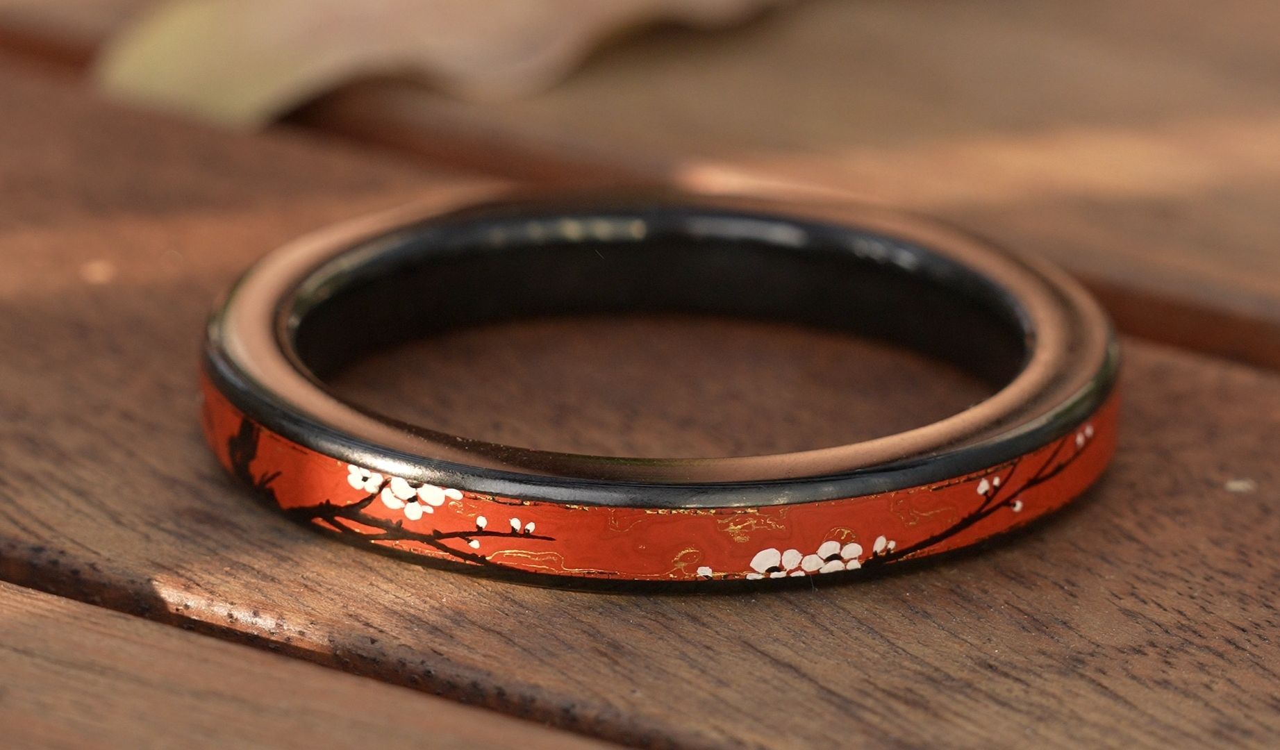 「大漆」49天髹涂,绘制|一面红墙,一株白梅,这手镯煞是好看