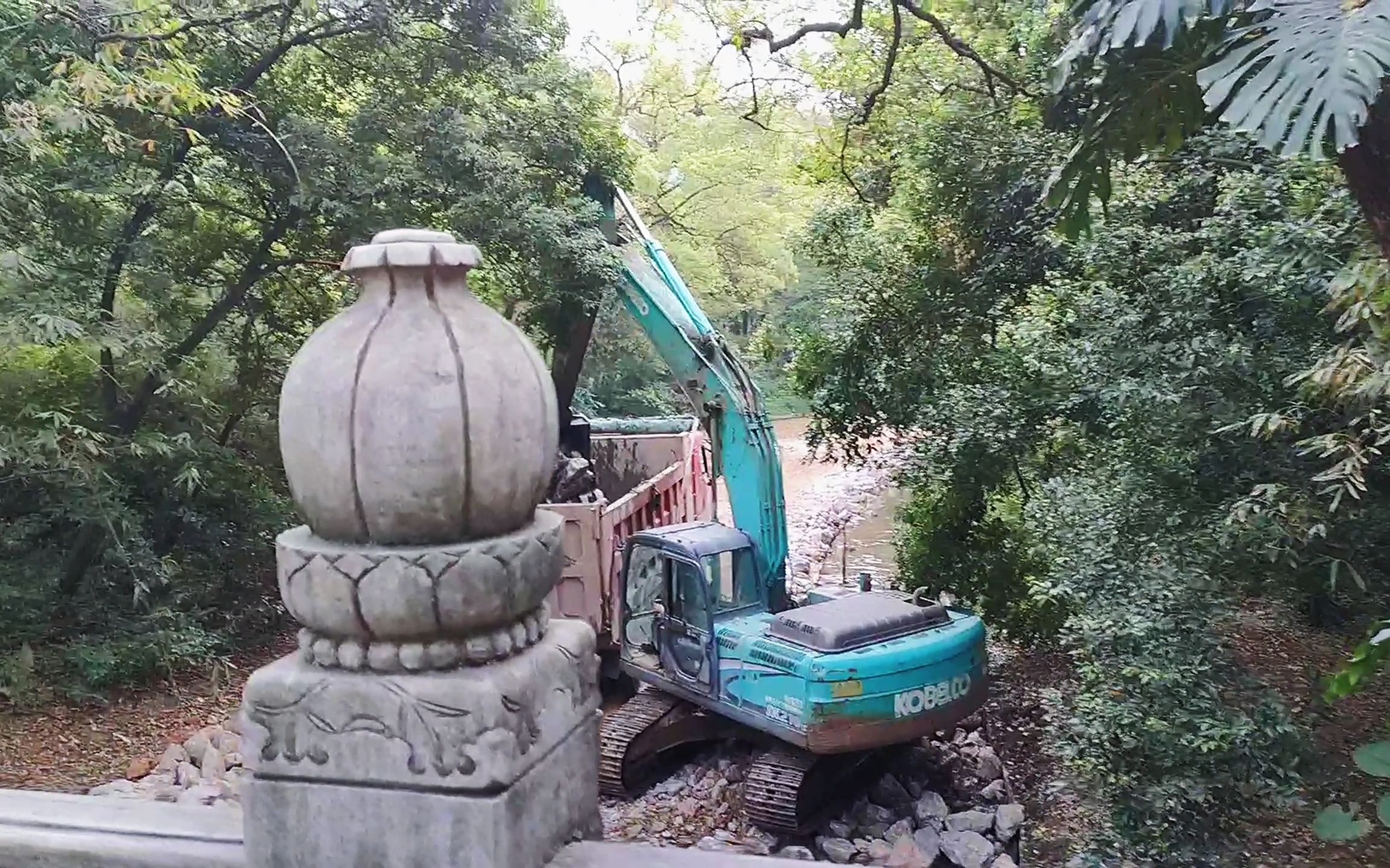 玩具,真实挖掘机河道挖土,挖石头视频欣赏,精彩好看哔哩哔哩bilibili