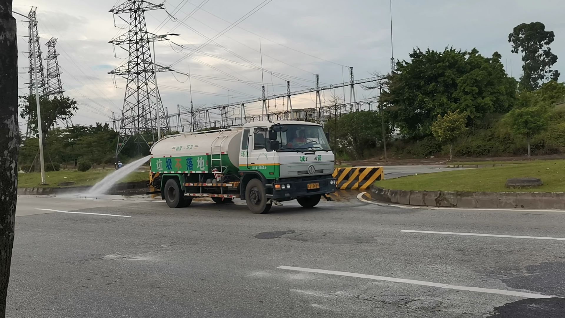 8.6清洗鹤山大道延长线死角-粤jy2699洒水车