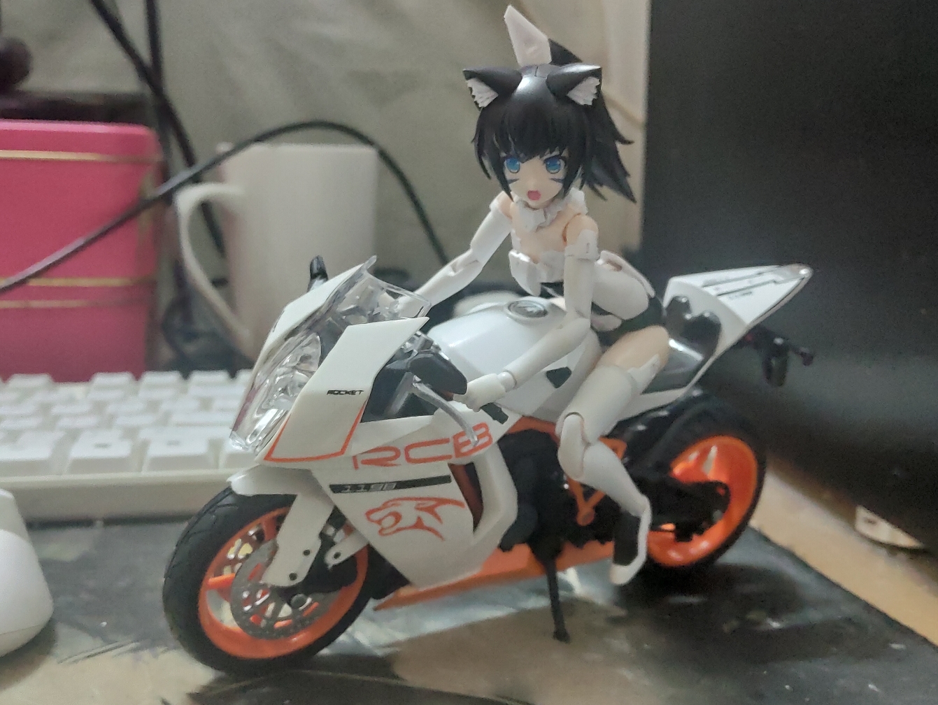 新买的机车是配机娘好看,还是配高达好看?