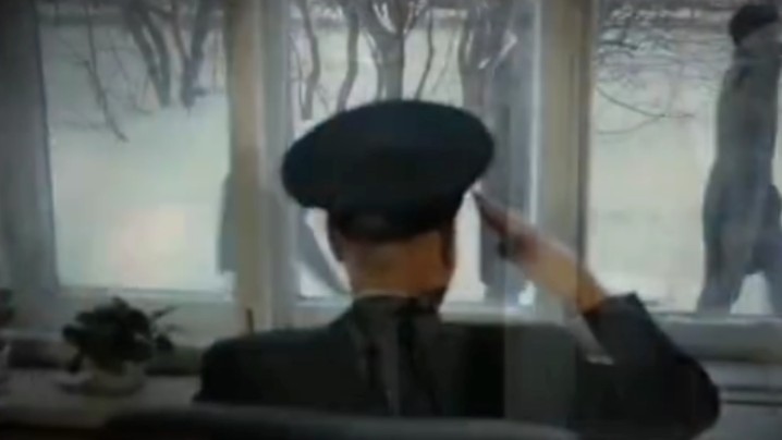 俄罗斯新兵给苏联老兵敬礼