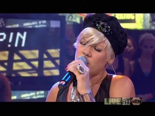 [图]【霸气粉妈】P!nk - Please Don't Leave Me (Live Much at Music) 2008.09.22