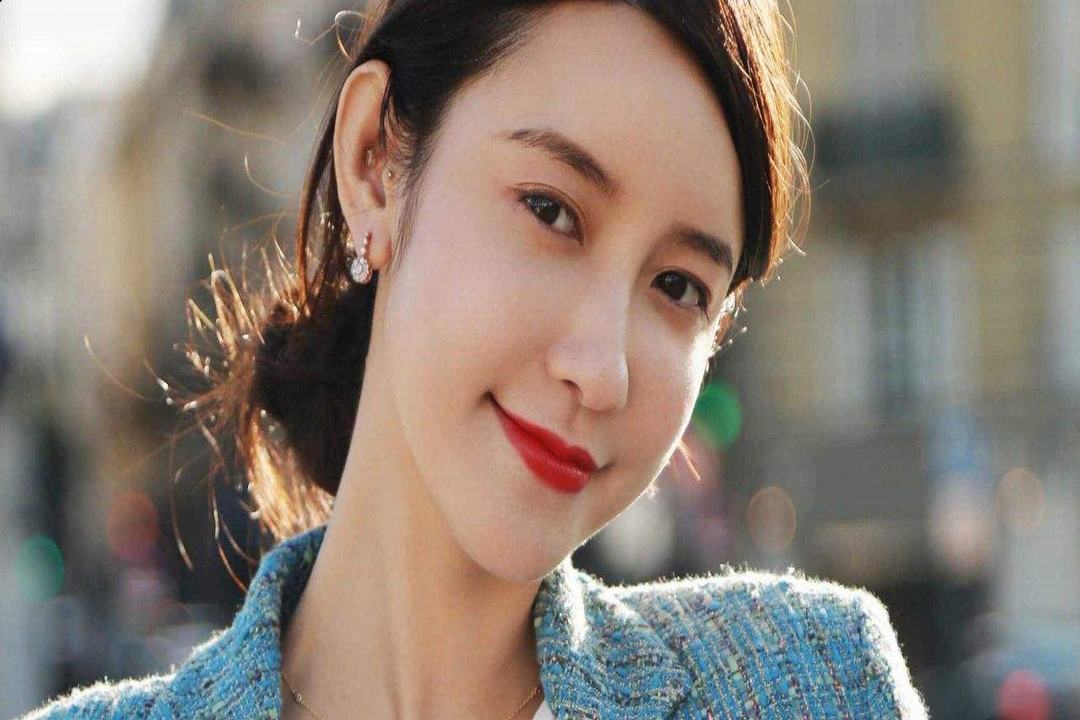 如何看待张大奕现在若无其事直播?