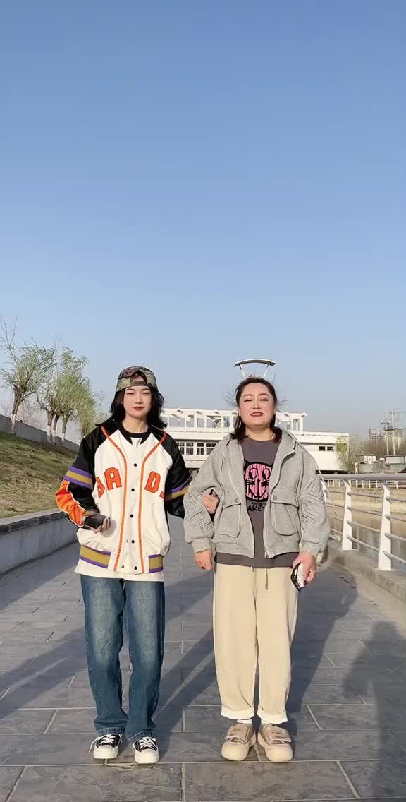 人好天好心情好母女合唱鼓楼无声卡母女户外唱歌我叫金旖旎风吟8