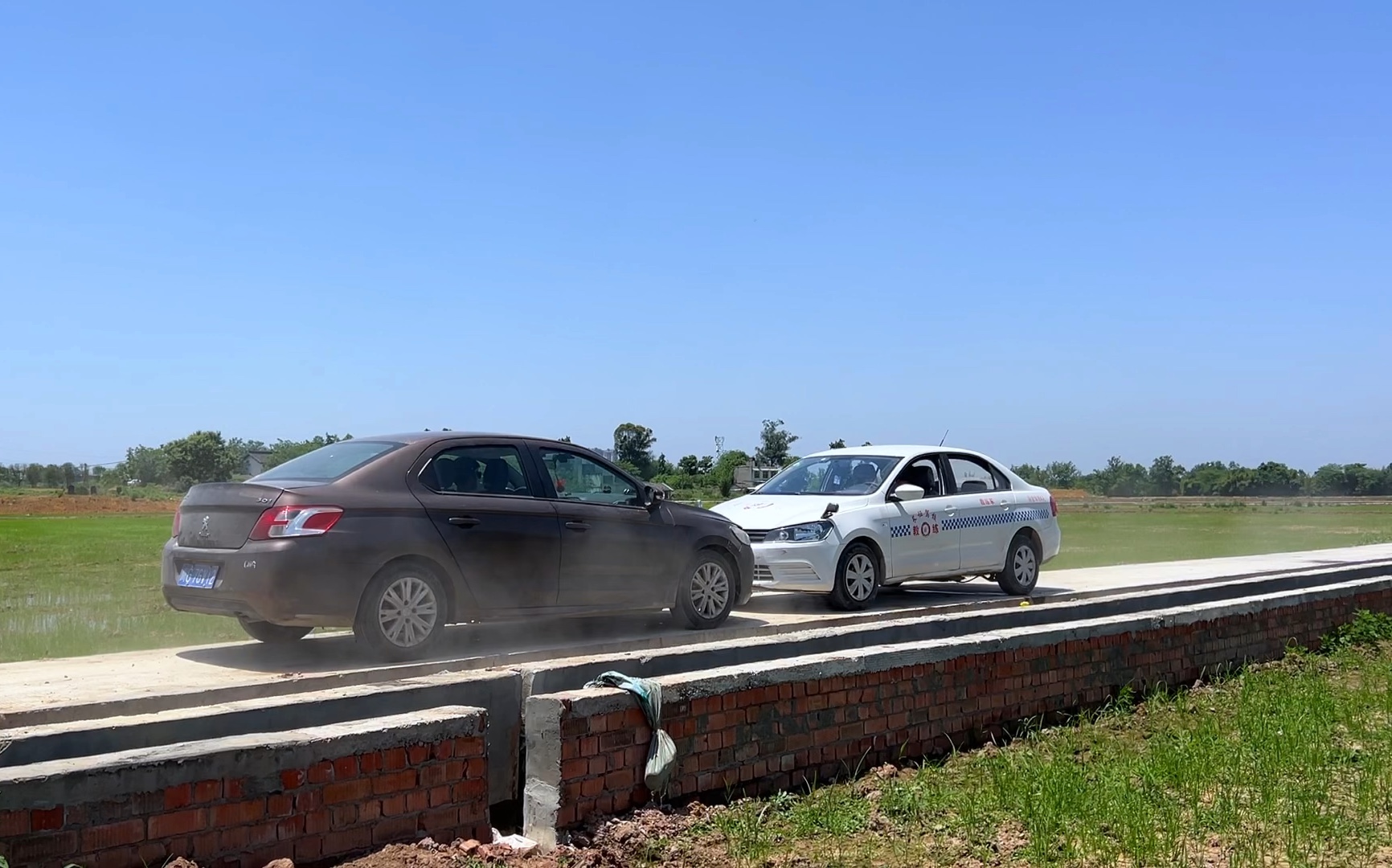 乡村窄路两车相遇无法会车,神车手竟然这样操作,这排水沟会车技术没得