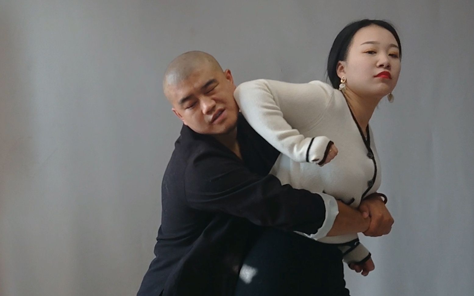 坏人从后面搂抱女生,想快速解脱出来,用这3招就行