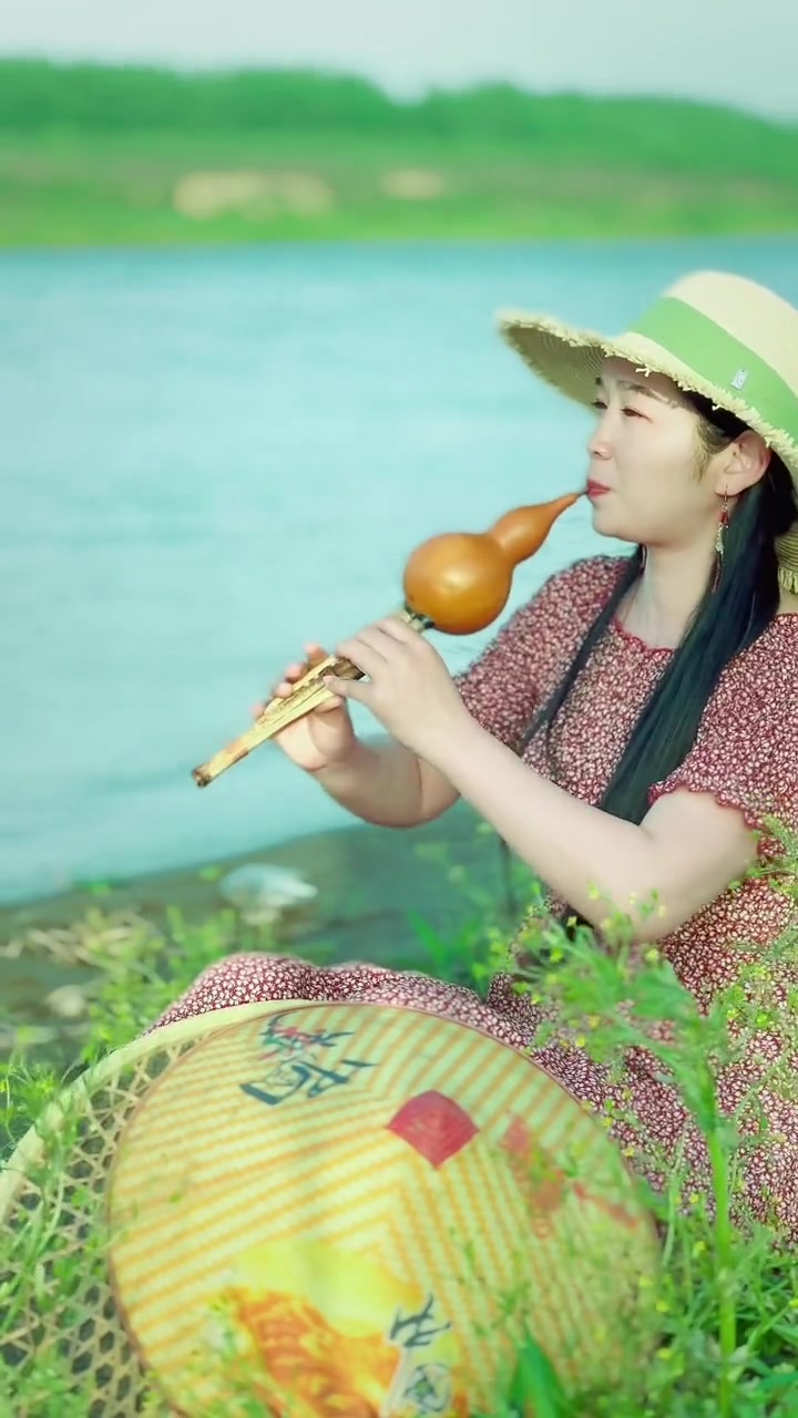 气质美女江边葫芦丝演奏一曲经典老歌北江美葫芦丝经典老歌纯音乐