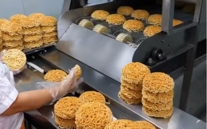 健康又好吃～的油炸面条!要配上青菜和肉一起吃!