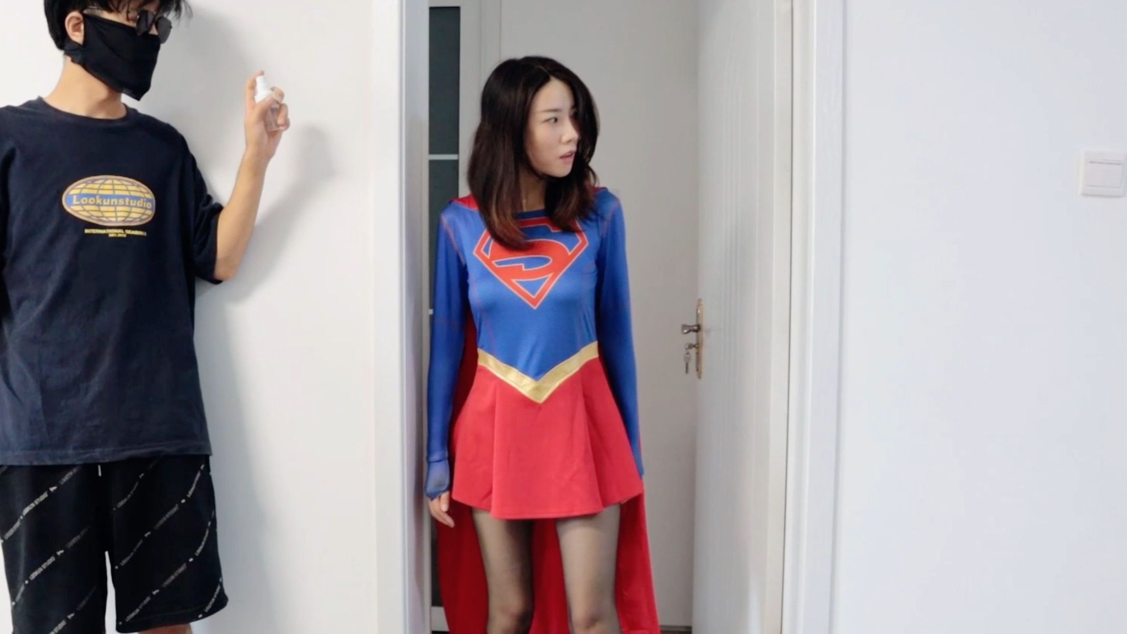 女超人在抓捕坏人的过程中中了氪石药水的陷阱,从而失去了超能力