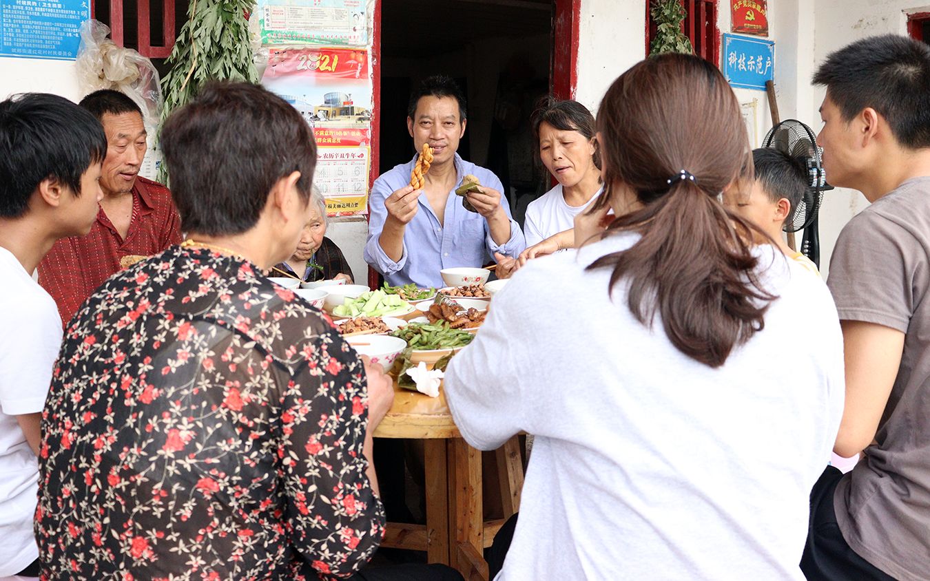 [图]这才是过端午的样子，桌上摆满饭菜，家人坐在一起吃个开心