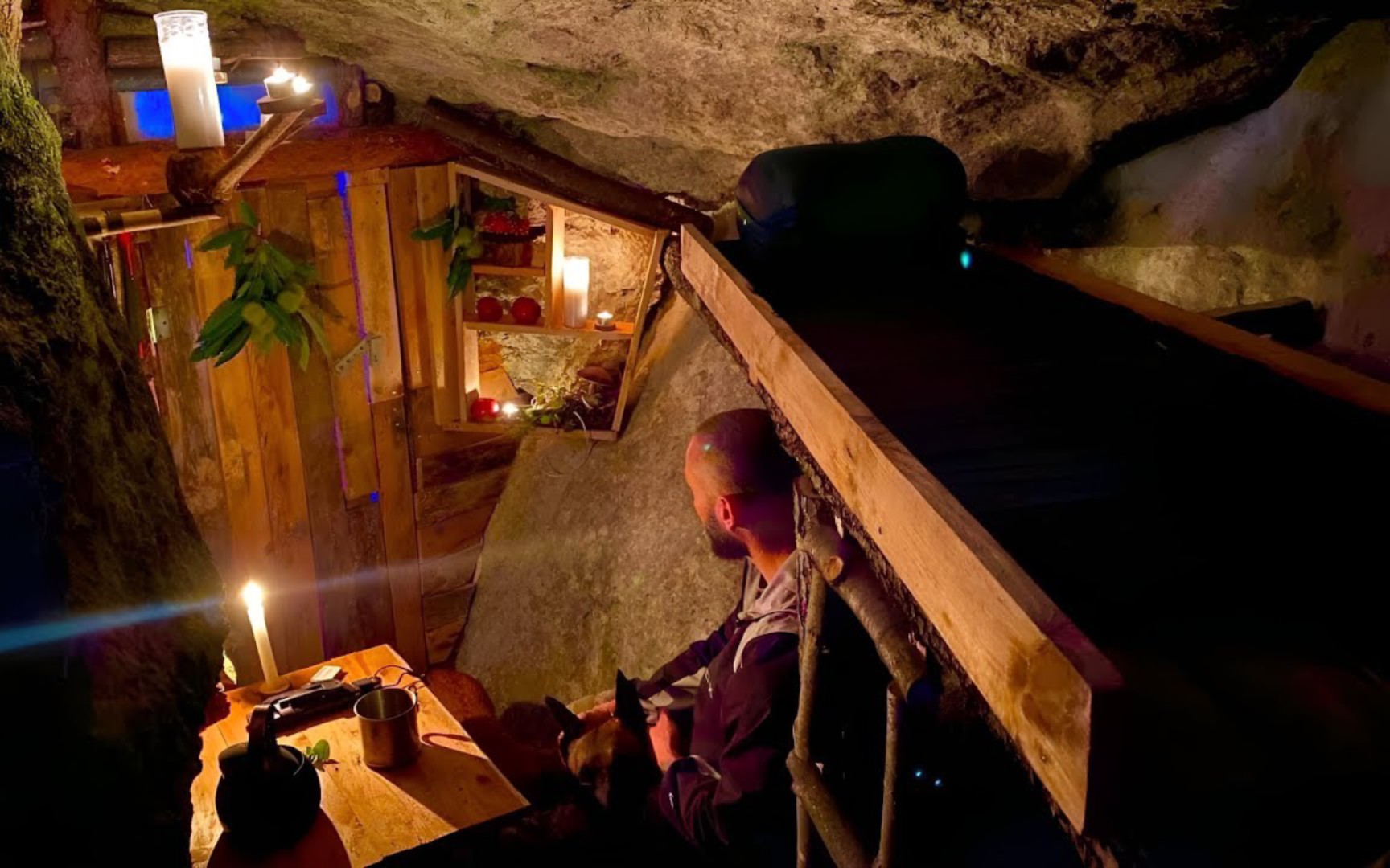 煮草汤茶～雷雨中丛林露营过夜探险～安装桌子～悬崖上庇护所木屋