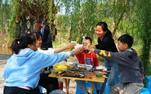 Скачать видео: 春天当然要吃烧烤啦，朋友约上一起户外烧烤，吃爽了