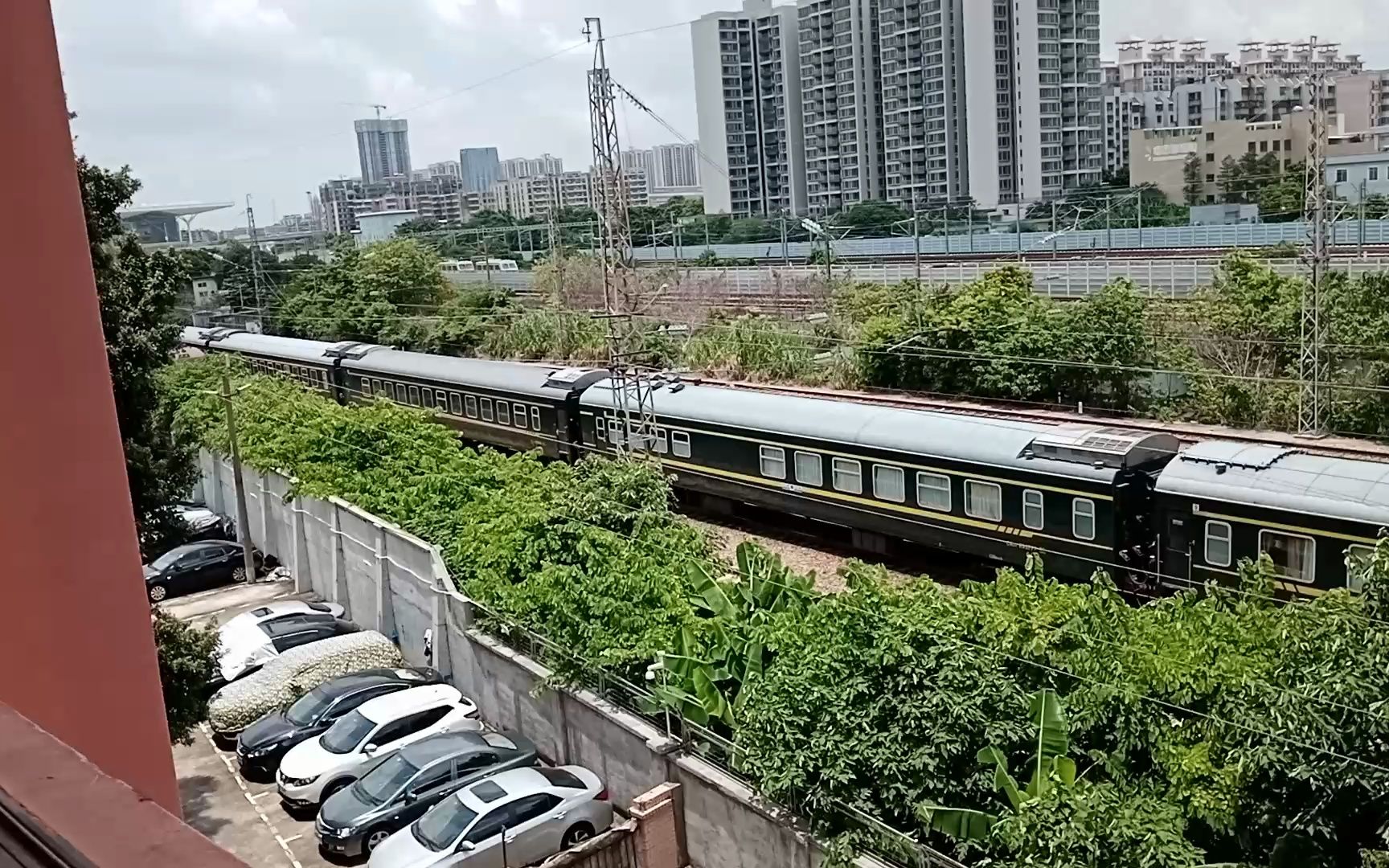 广铁广段ss8牵引k84次列车从广州北站经过