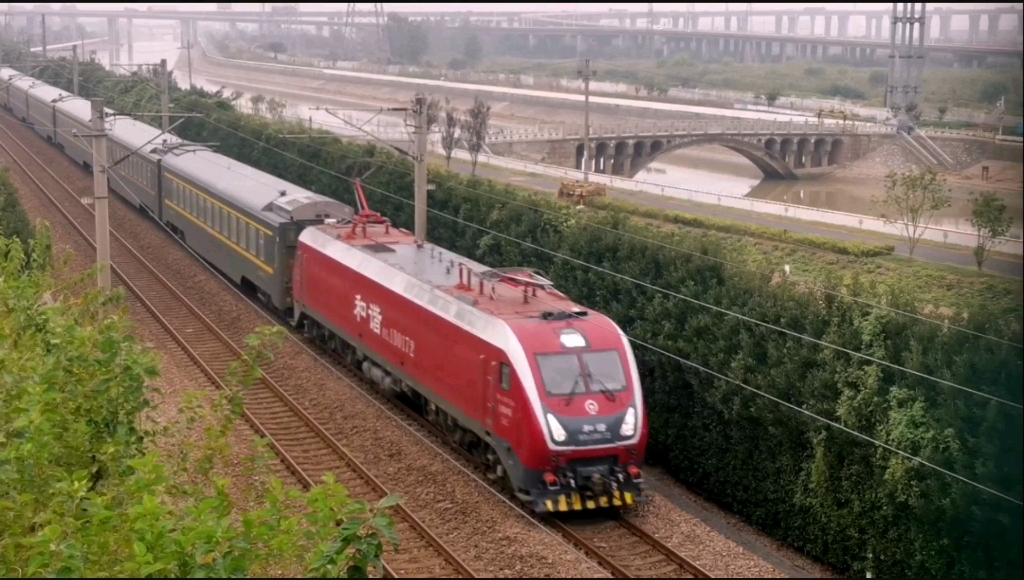 受天气影响,呼和浩特开往上海的z267次列车晚点2小时通过镇江站附近!