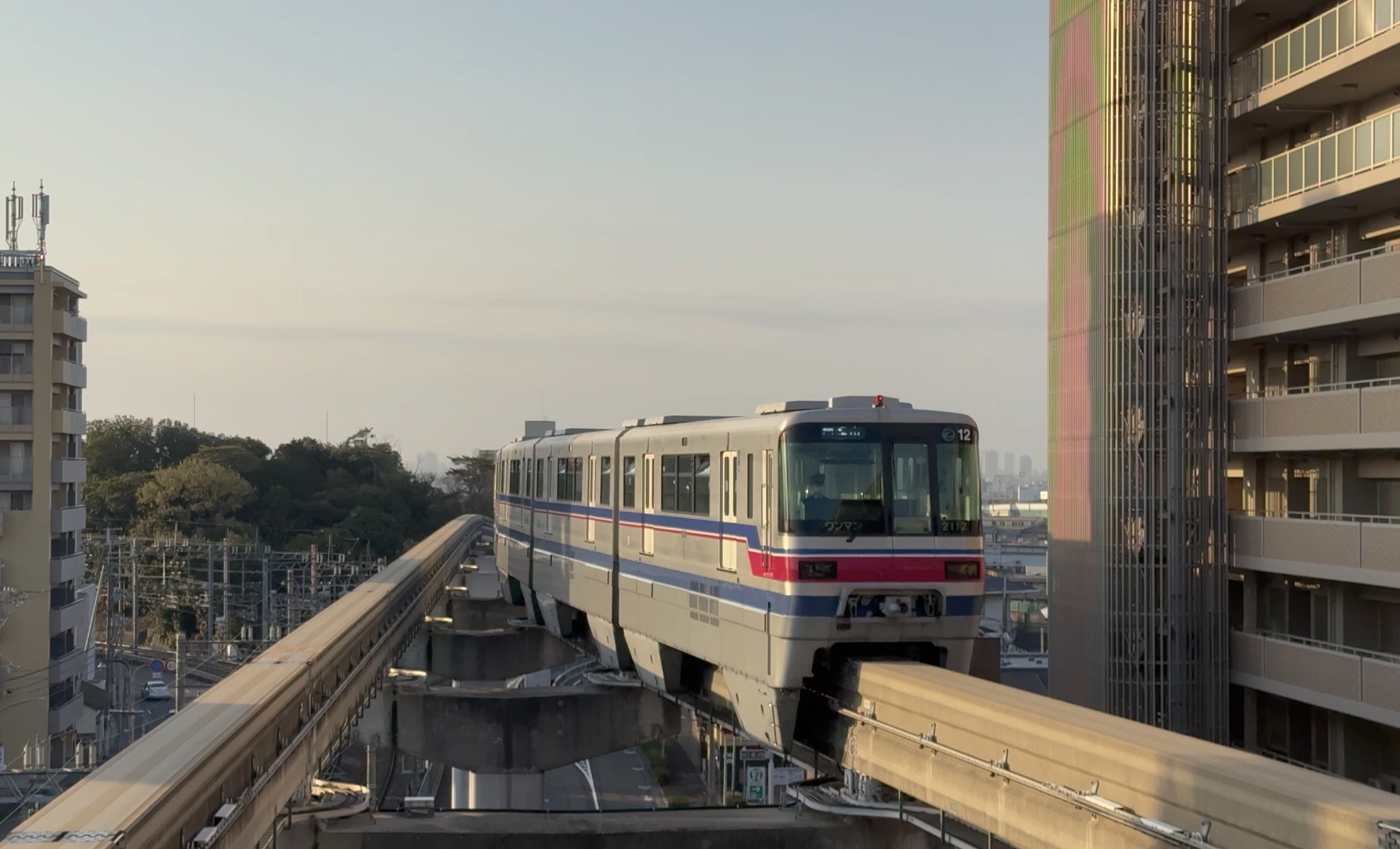 【日本铁道】【大阪单轨】重庆二号线单轨的原型,大阪单轨进站,连车型