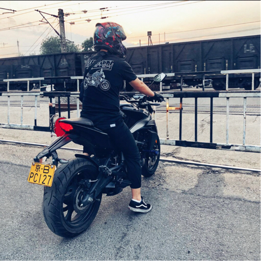 骑摩托车路遇堵车还整了个说唱双鸭