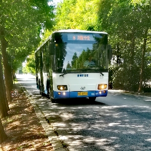 转载一个捷克布拉格公交司机的工作日常驾驶5门18米铰接车空放回场