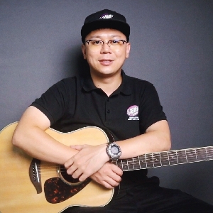 吉他老师高峰