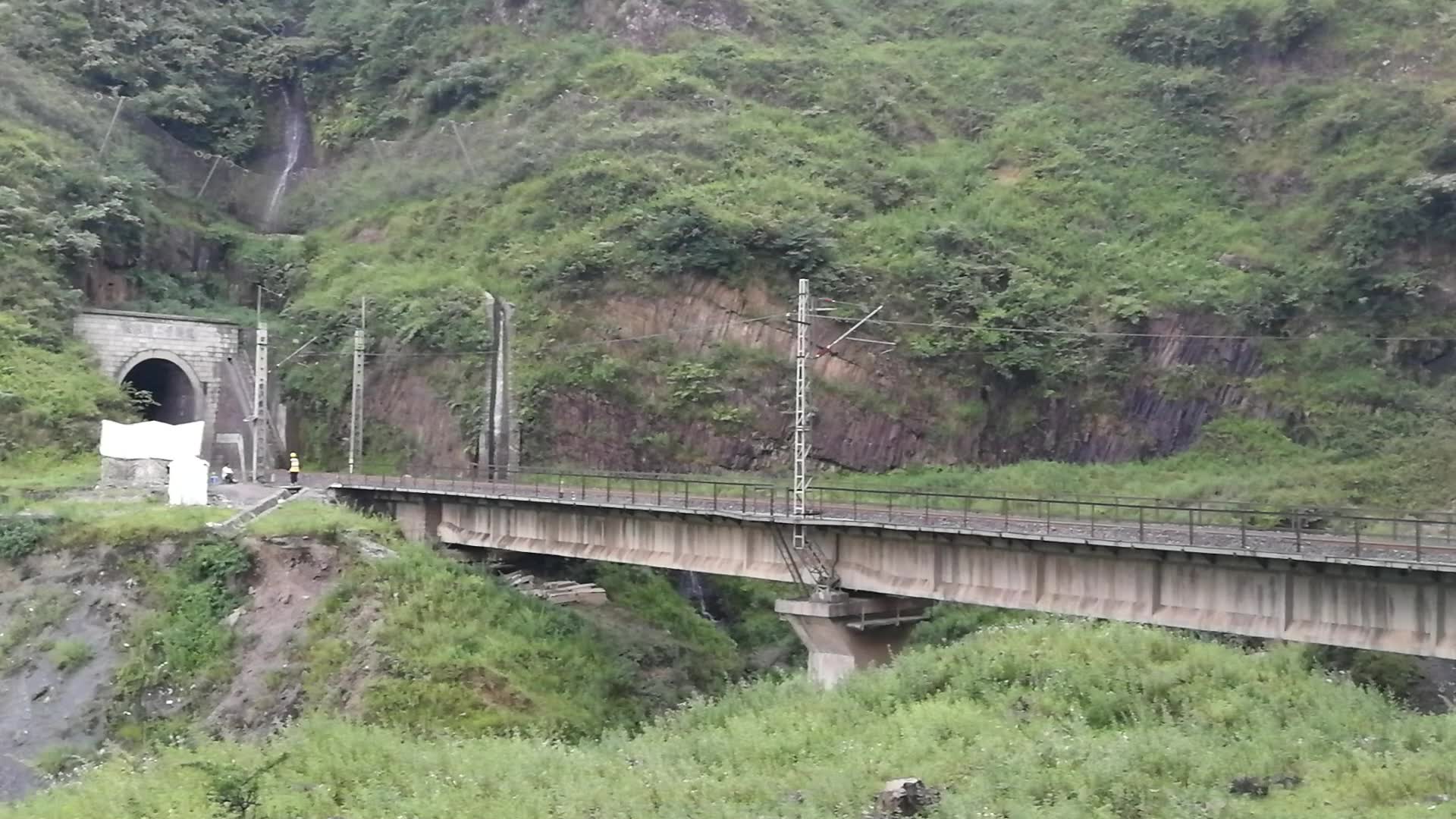 火车韶山3型电力机车牵引客车通过内六铁路彝良展线一层